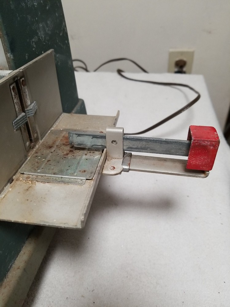 VINTAGE ARGUS 300 AUTOMATIC SLIDE PROJECTOR Tested & Works needs a cleaning.