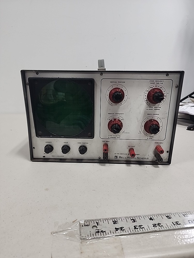 Devry Bell & Howell Schools Model 34 Oscilloscope Analyzer Powers Up