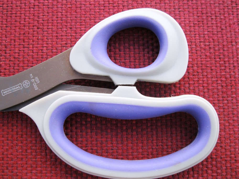 MUNDIAL TITANIUM EDGE 9 1/2" MULTI LAYER LIGHT WEIGHT SHEARS 509
