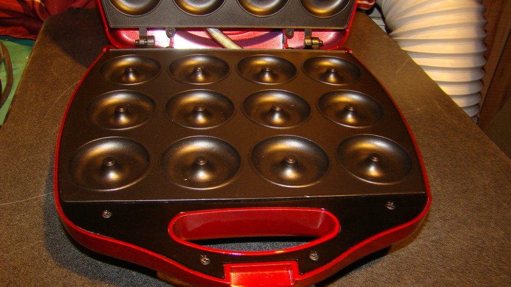 VonShef 12 Mini Doughnut Maker Donut Machine for Kid-Friendly Breakfast/Snacks