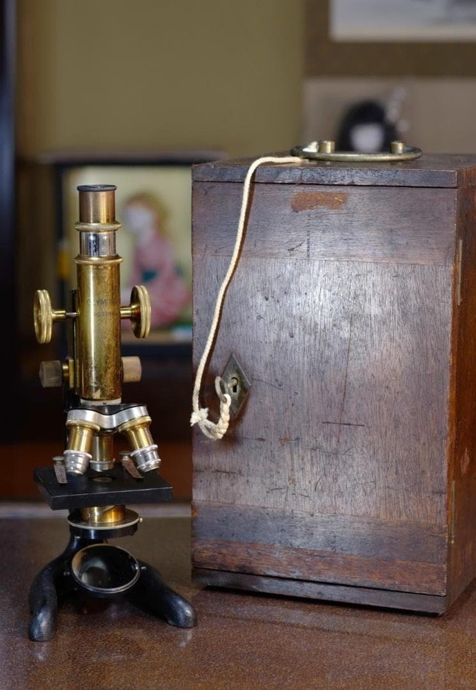 Antique Microscope Olympus “Mizuho” Microscope Height: approx. 28 cm
