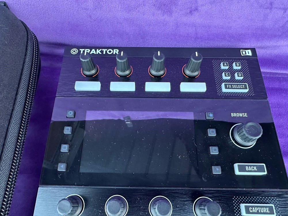 Native Instruments Traktor Kontrol D2 DJ Controller #2