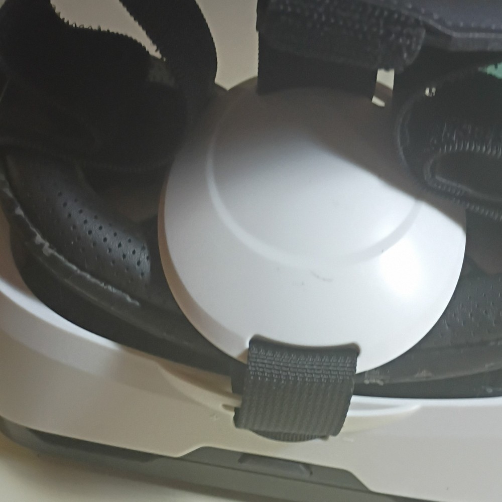Smartphone VR Headset White Black IPD Adjustment Plastic Fabric