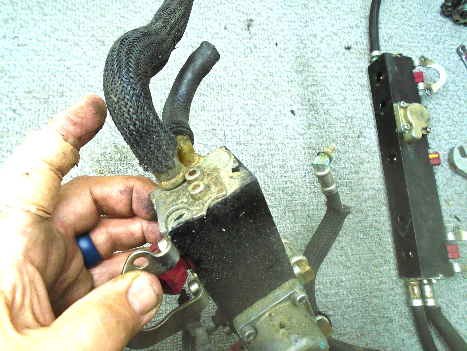 USED PORT & STARBOARD FUEL RAILS W INJECTORS 884430T07 MERCURY OUTBOARD