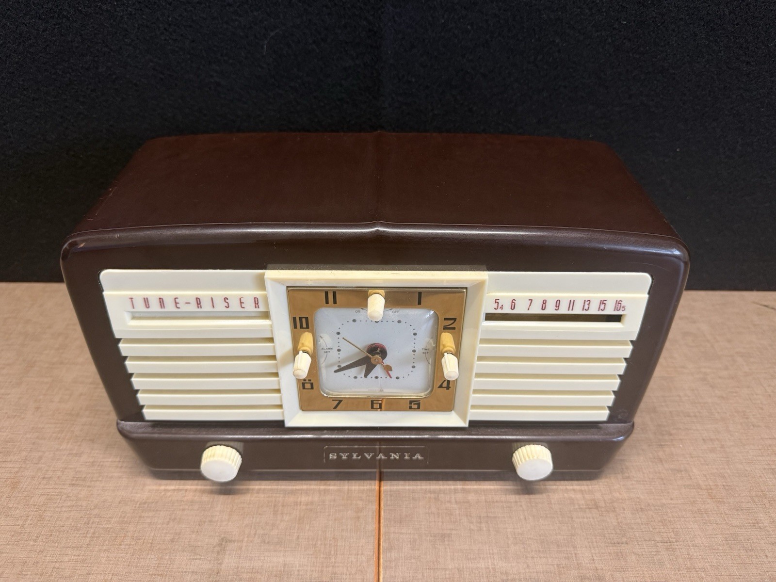 Umber Brown Bakelite 1952 Sylvania Model 540M Vacuum Tube AM Clock Radio - EUC