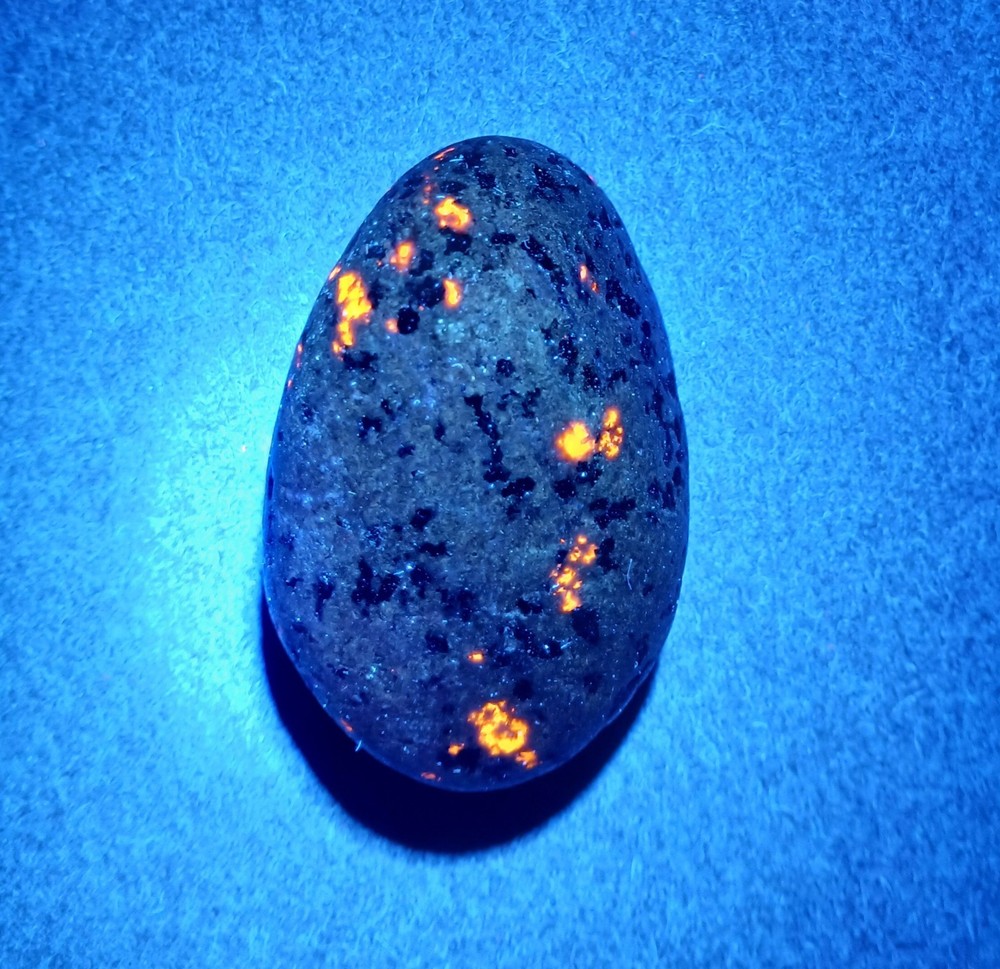 Fluorescent Sodalite ( Yooperlite ) 2.1 oz. A Bright Yooperlite