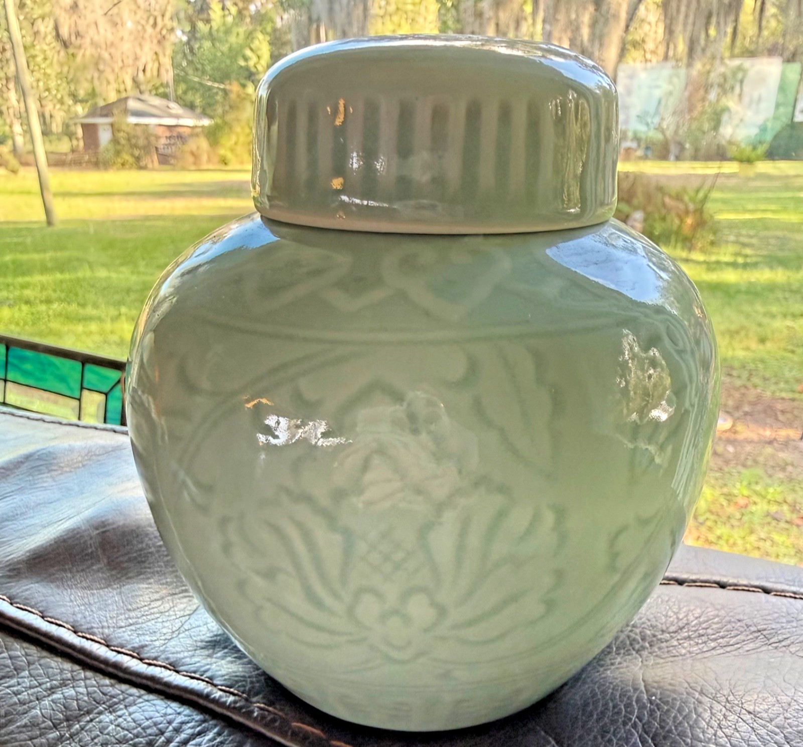 Vtg CHINESE CELADON GREEN PORCELAIN GINGER JAR & LID LOTUS FLOWERS 5.75”T X5”W