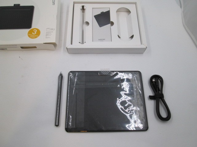 Wacom Intuos Graphics Drawing Tablet Black CTL-4100 Open Box