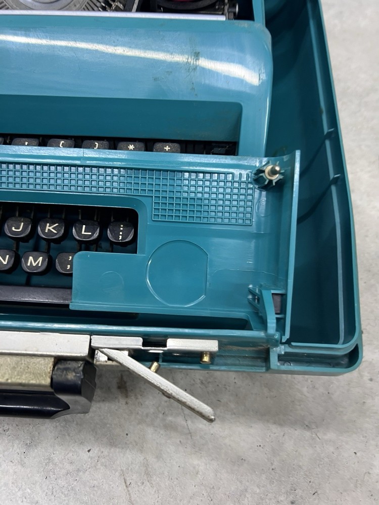 Teal Olivetti Studio 45 Elite Typewriter with Teal Case