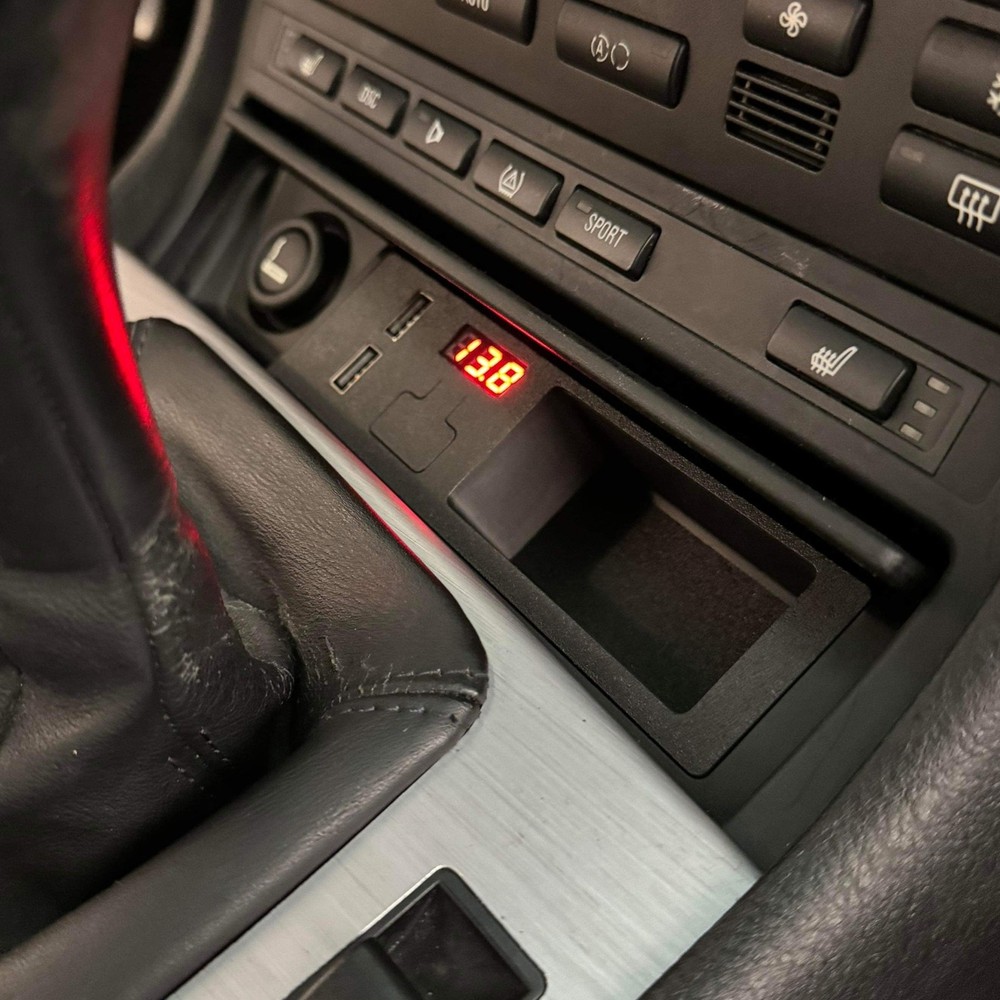 E46 Ashtray Voltmeter + Quick Charge USB-A Port