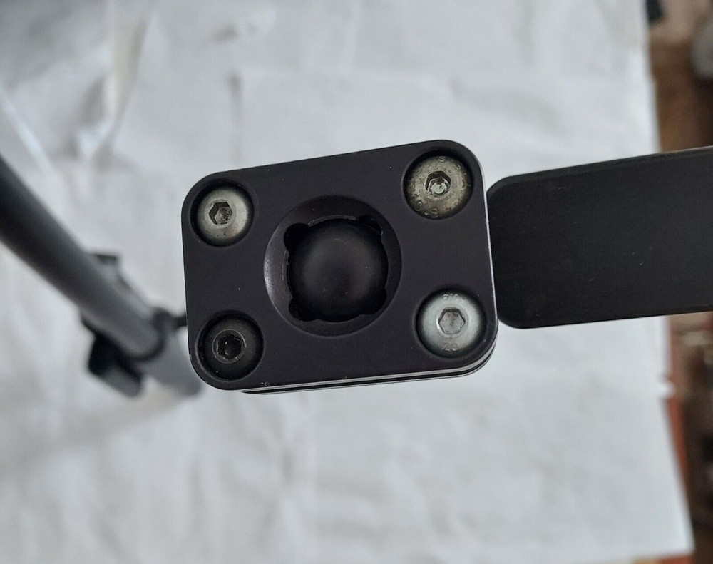 PERMOBIL Tri-Lock™ Midline Mounting System Tri-Lock™ Midline Mounting System