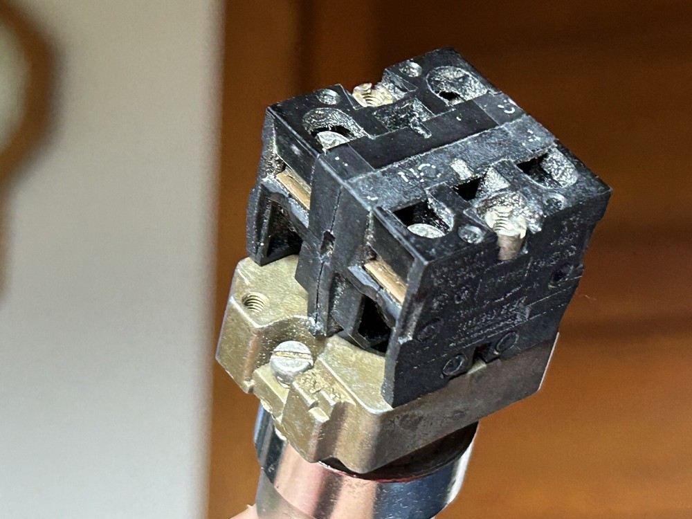 Telemecanique Key Switch 3-Position 2NO Spring Return To Center