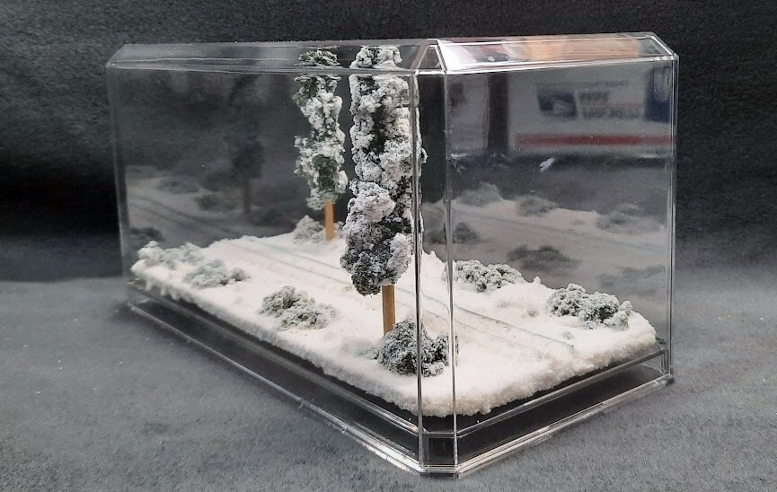 HOn3 SCALE 9" SINGLE TRACK DISPLAY CASE - WINTER SCENE- FOR ANY HOn3 TRAIN