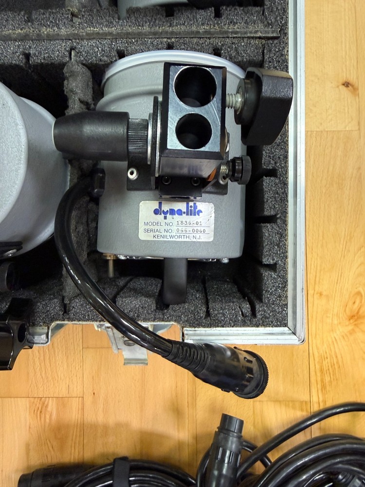 Dynalite M1000 Professional Flash System with Case & 4 Flash heads w/cables