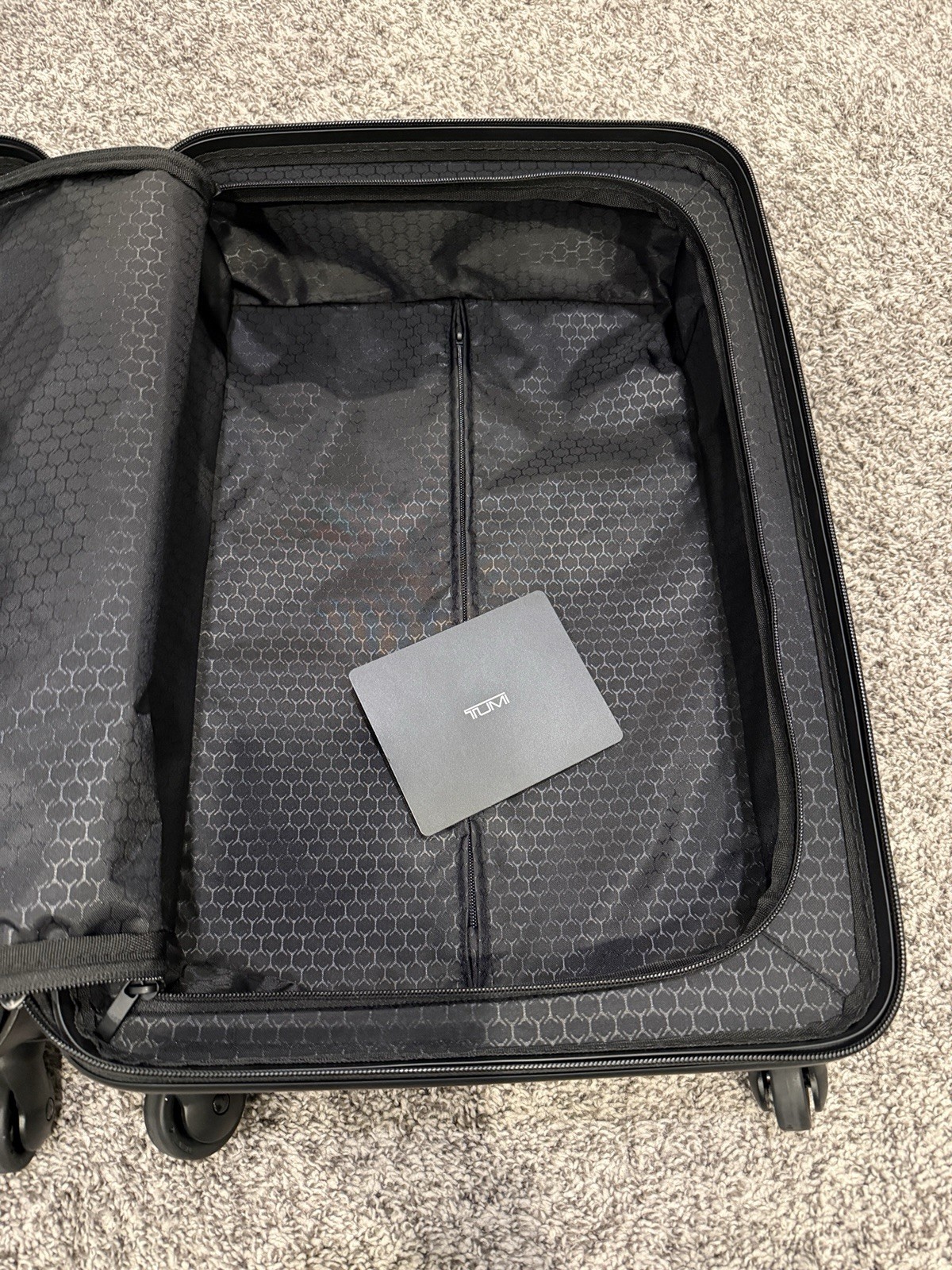 Tumi Fremont THORNHILL Backpack & 22” Vaporr international 22” Carry On Combo