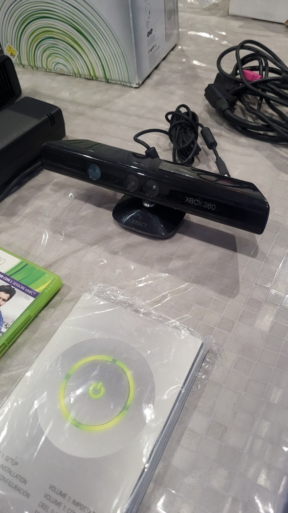 Xbox 360 Microsoft + Kinect + 2Controllers + Football Game + Cavettery