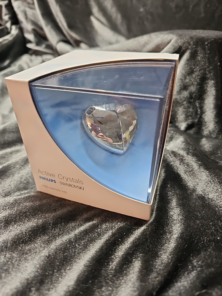 Swarovski Active Crystal  Heart Ware 1GB USB Memory Key