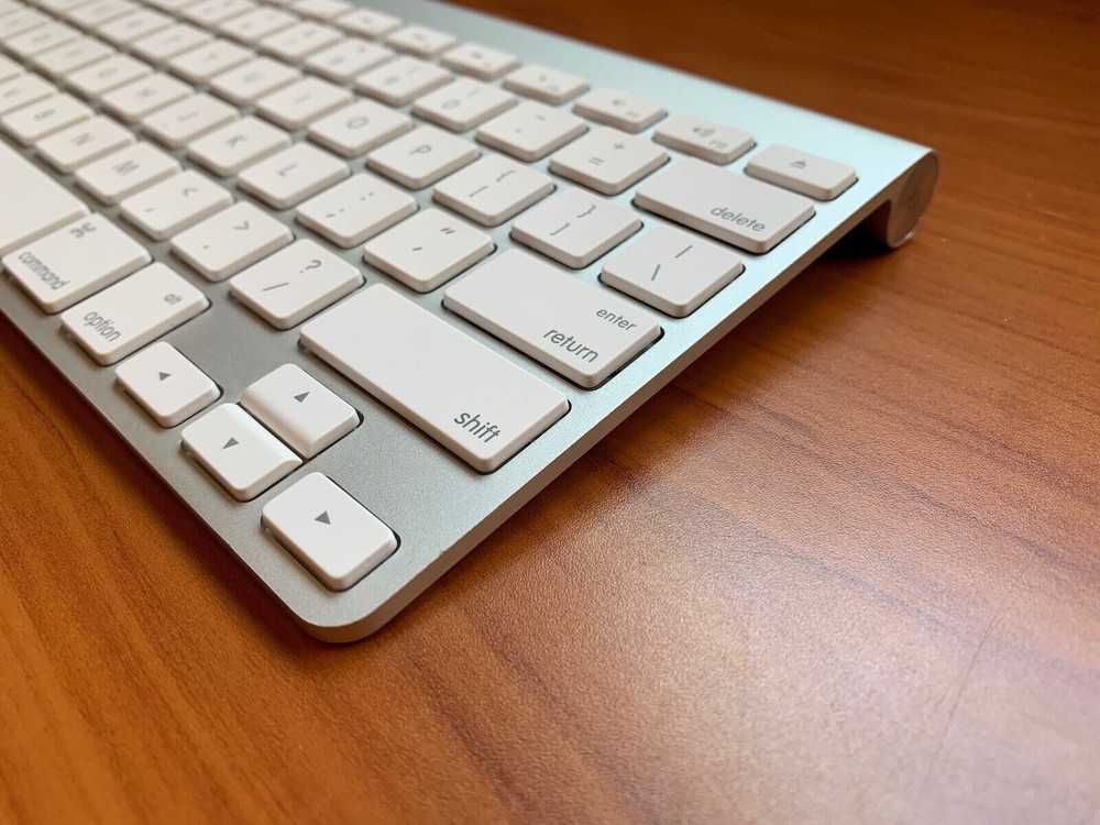 Bluetooth Apple Wireless Keyboard A1314 MC184LL/B Great Shape!!!