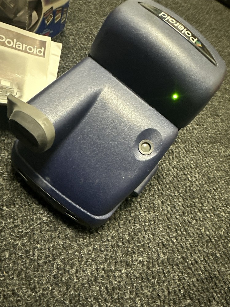 Polaroid One Step Auto Focus 600 SE Camera in Box Handle Broken.