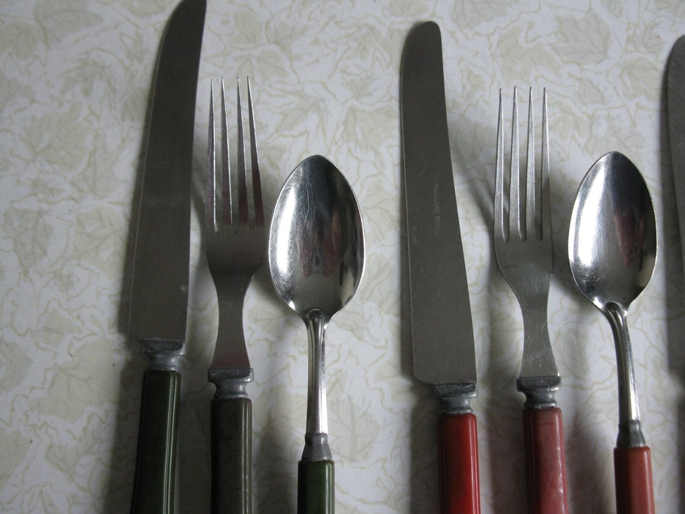 MIXED LOT BAKELITE FLATWARE 20PCS. STAINLESS