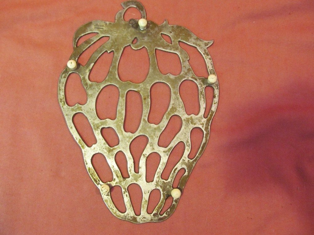 10 1/2" LEONARD SILVERPLATE STRAWBERRY TRIVET HOT PLATE