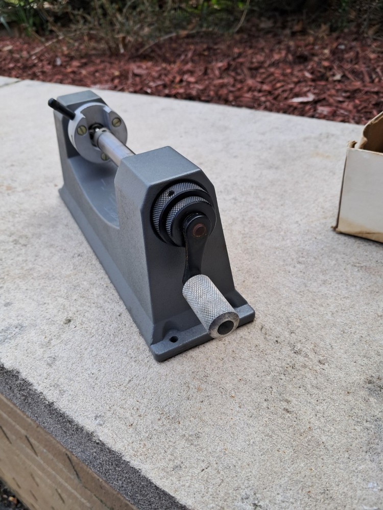 LYMAN UNIVERSAL CASE TRIMMER GRAY 26, 30 Pilots (J)