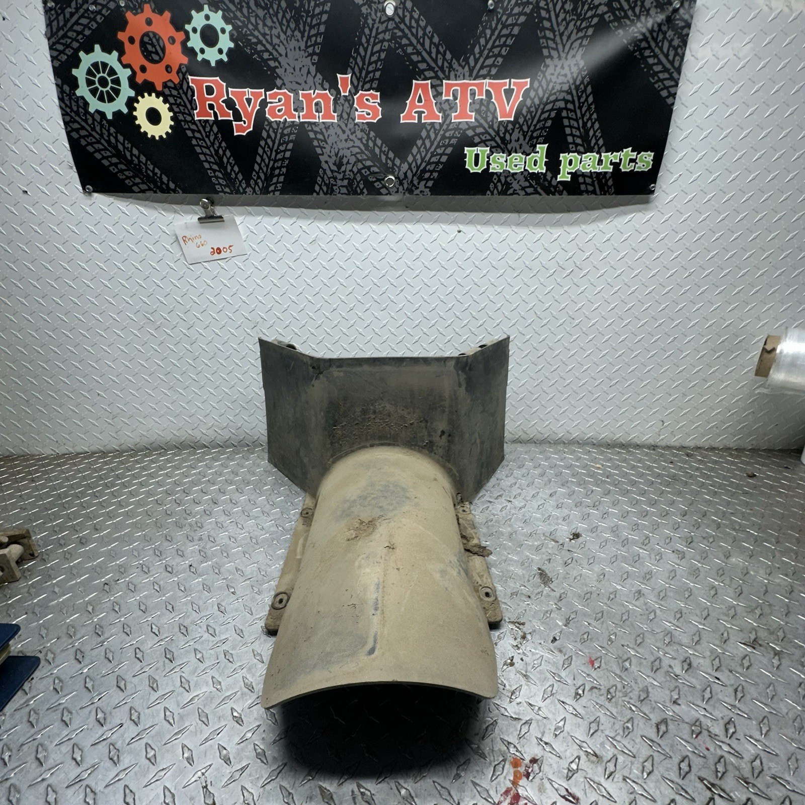 2005 YAMAHA RHINO 660 CENTER COVER CONSOLE FOOTREST ENGINE PLASTIC PANEL