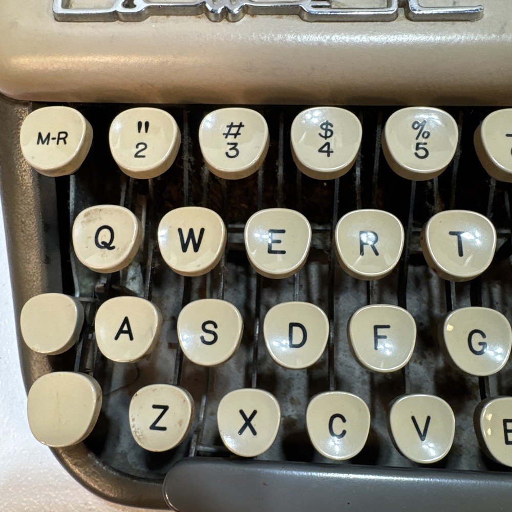 Typewriter Tower Chieftain III Beige Sears Model 871.1000 w/ Case