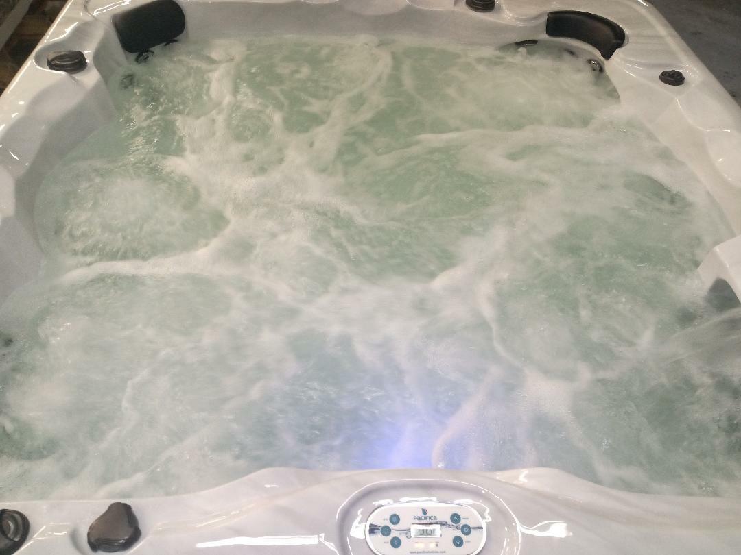 6 Person Outdoor Whirlpool Lounger Spa Hot Tub with 67 Therapy Jets