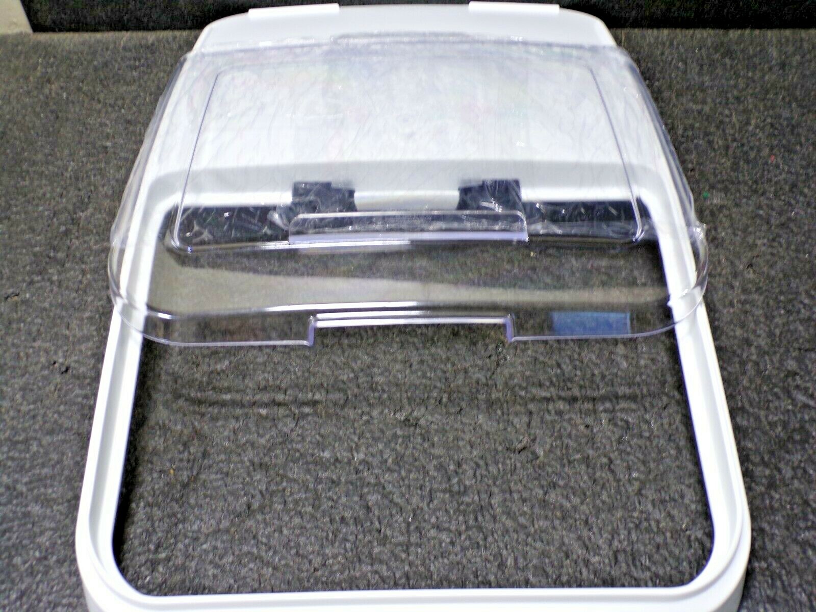 RUBBERMAID Storage Bin Lid, W 17 1/4, w/32 oz. Scoop