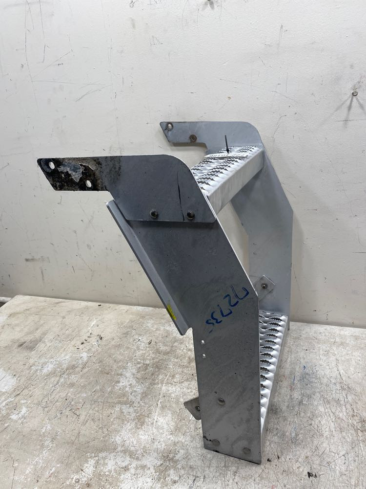 2016 Kenworth T660 Frame Step (722-10186)