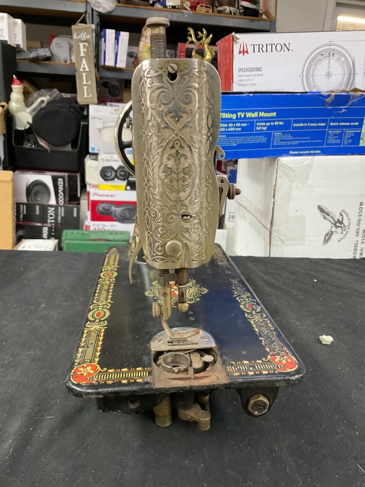 VINTAGE SINGER SEWING MACHINE