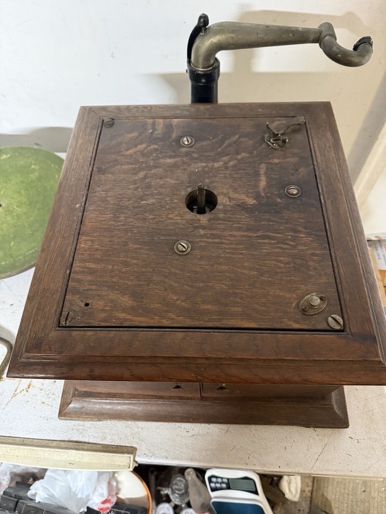 Victor Talking Machine, Victrola VV-VI Oak Case