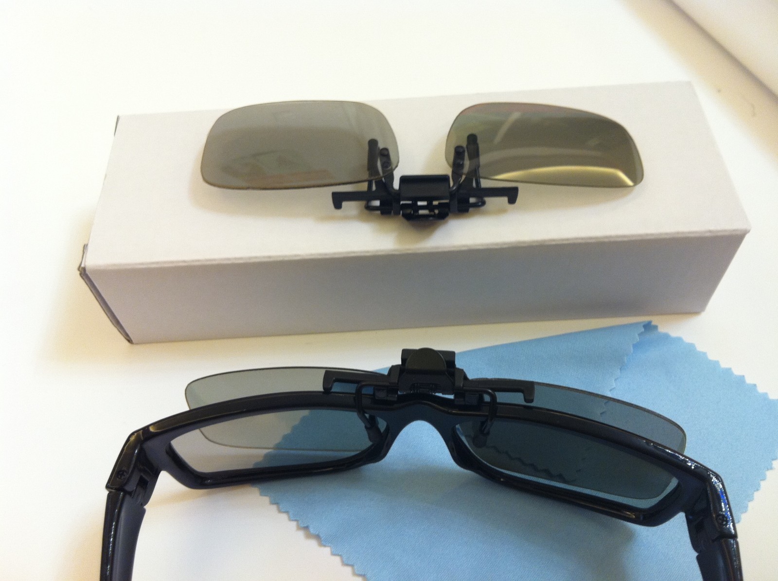 2 Pairs Clip On type Passive Circular Polarized 3D Glass Clip case +1 Free cloth