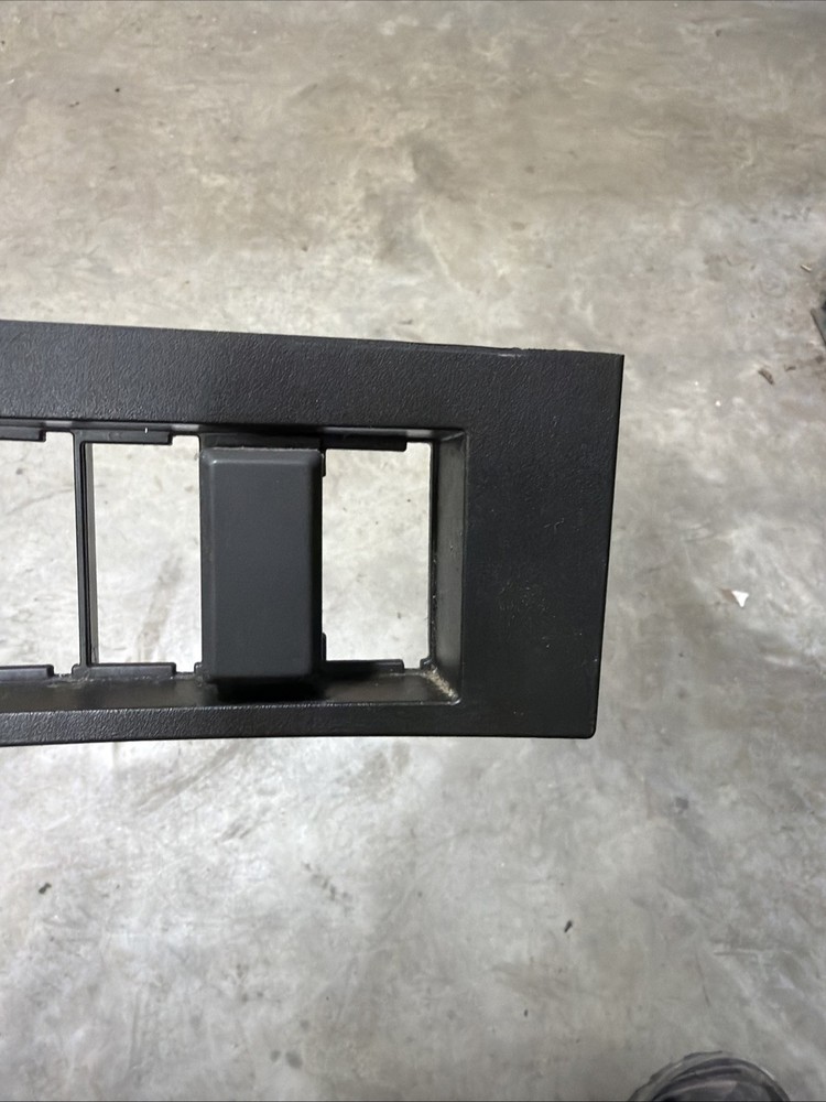 Volvo VNL Switch Bezel 82755999