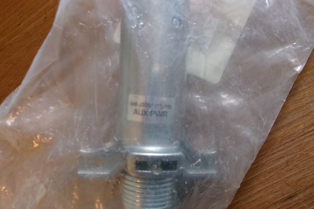 NIP ~ TECTRAN Vertical Dual Pole Plug Assembly with Spring Guard, # 670-29SG