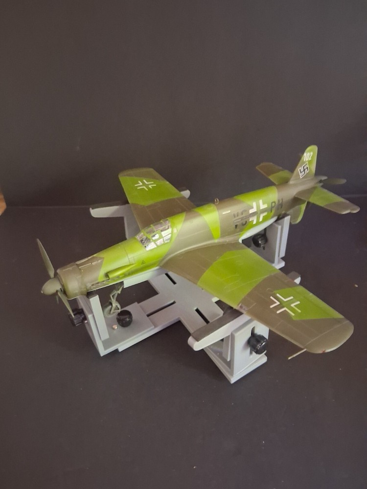 scale model airplane holder. For 1/72, 1/48, 1/32