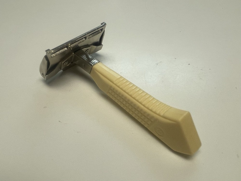 Gem Featherweight Razor w/ Refills