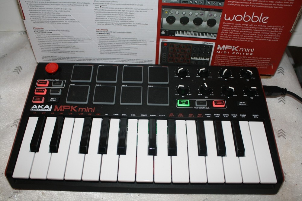 AKAI PROFESSIONAL MPK MINI COMPACT KEYBOARD AND PAD CONTROLLER