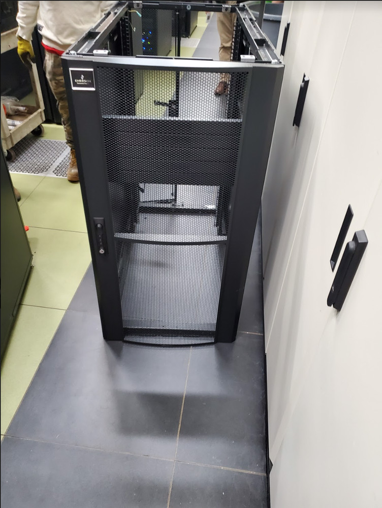 Emerson / Vertiv Half Height 24U Server Rack Cabinet(S6LLST0190)