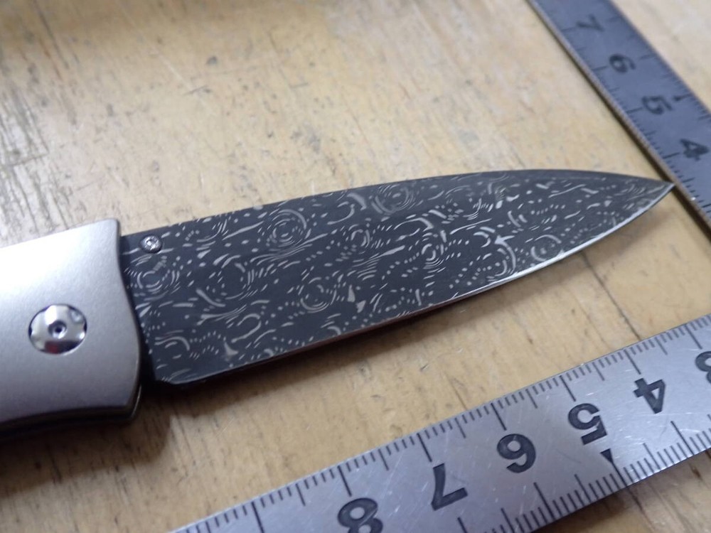 Unused William Henry knife Damascus with box
