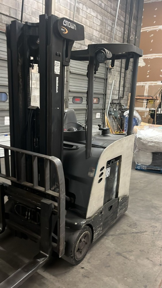 CROWN RC5520-30 STAND-UP FORKLIFT 18240.1 HRS