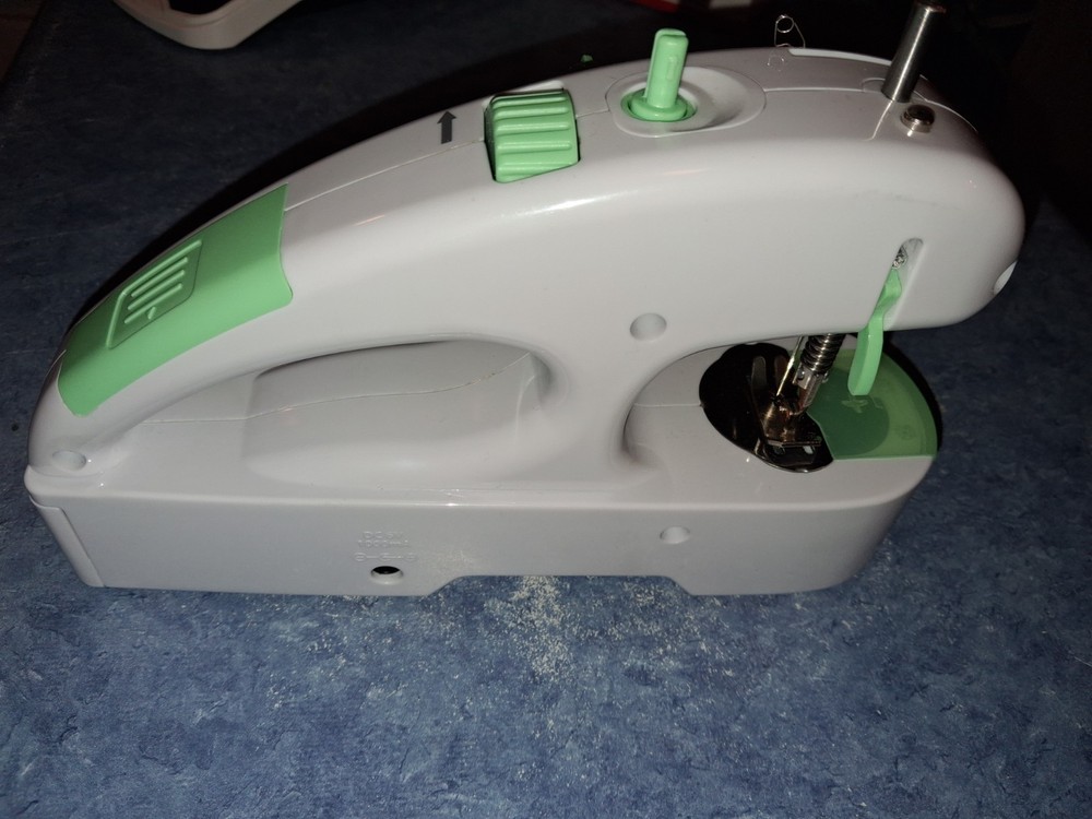 SINGER Stitch Quick Plus Cordless Handheld Portable Mending Machine Working