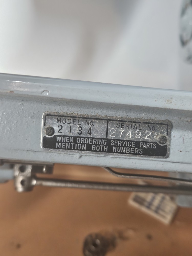 Vintage White Zig Zag model 2134 sewing machine Works!!! With Hardshell Case