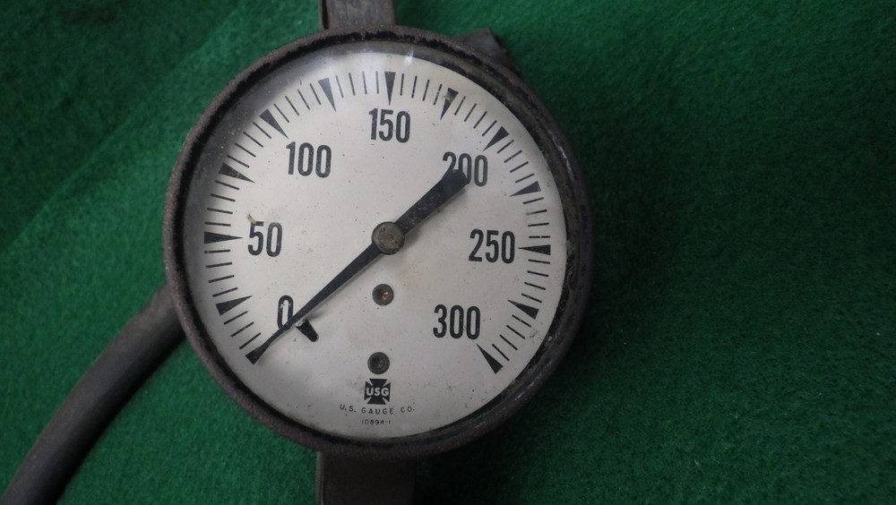 Vintage US Gauge Auto Engine Compression Tester 0-300psi