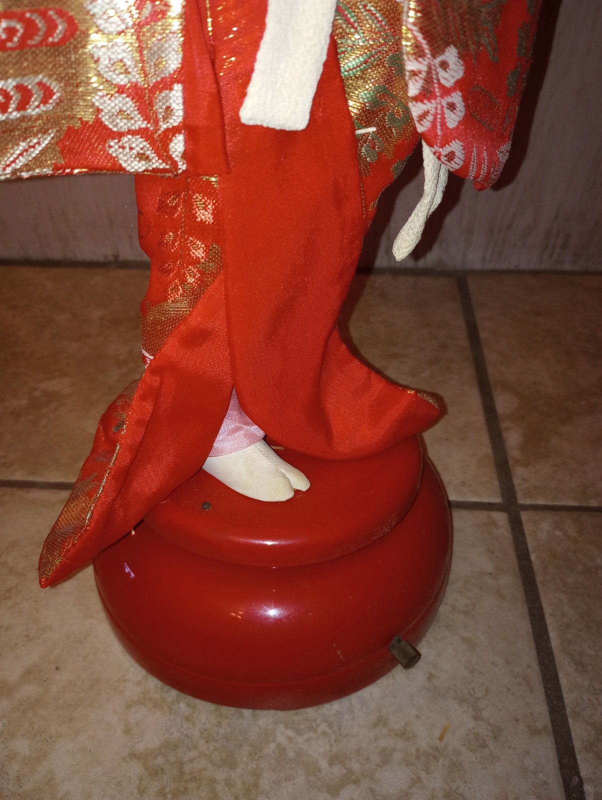 Vintage Nishi & Co. Japanese Geisha Musical Rotating Base