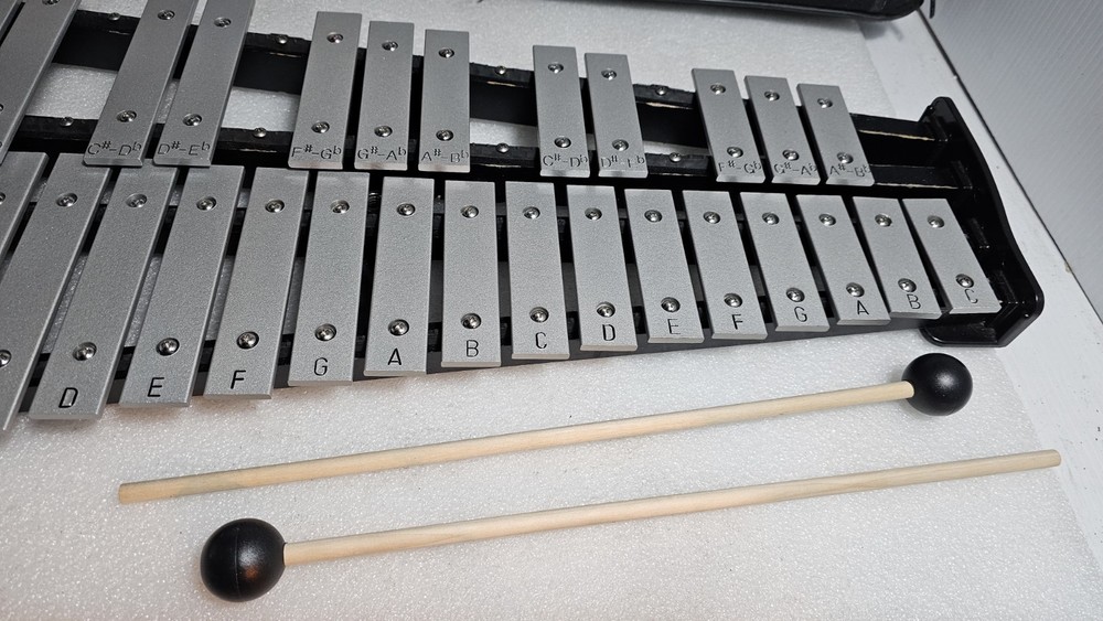 Geniune, Percussion Plus 30 Notes Bell w/ Case And 3 Sticks