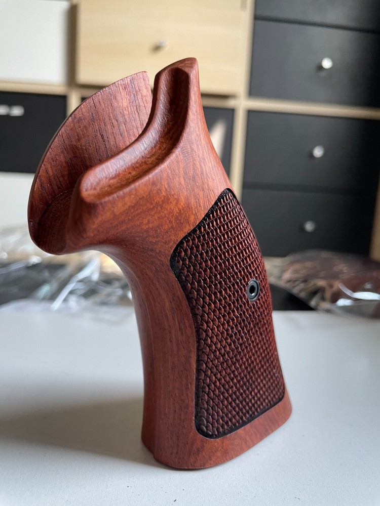 Handle Checker grips for S&W N FRAME, ROUND BUTT GRIPS, Opened back 01