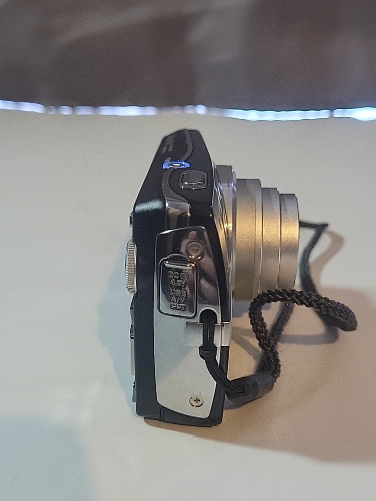 ***BROKEN***OLYMPUS Stylus 820 8.0MP Black Compact Digital Camera