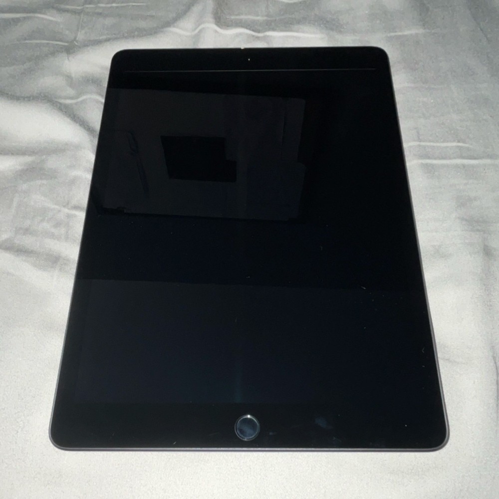 Apple iPad Gray Tablet Headphone Jack Lightning Connectivity